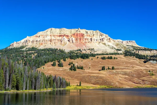 Rustig Lake en kleurrijke Hill — Stockfoto