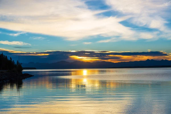 Восход солнца над озером Йеллоустон — стоковое фото