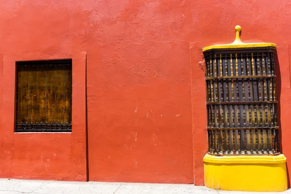 Pared roja y ventana amarilla —  Fotos de Stock