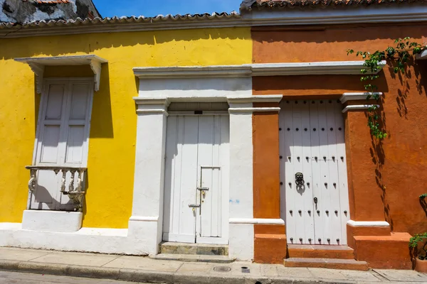 Желтая и оранжевая колониальная архитектура — стоковое фото