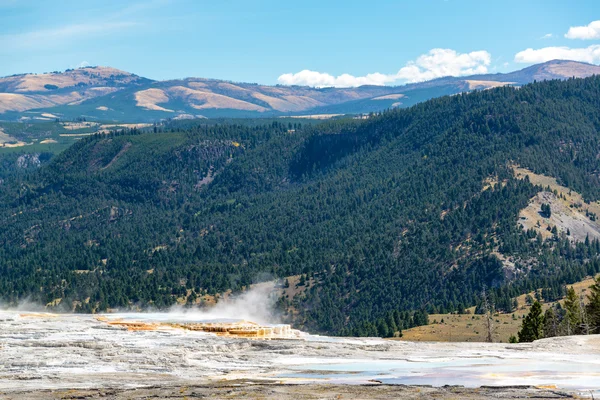 Mamut Hot Springs peyzaj — Stok fotoğraf