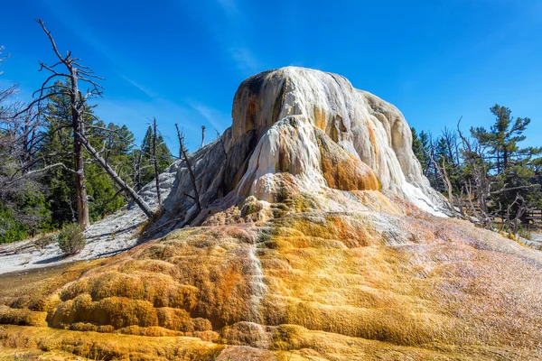 Orange Mound en Mammoth Hot Springs — Foto de Stock