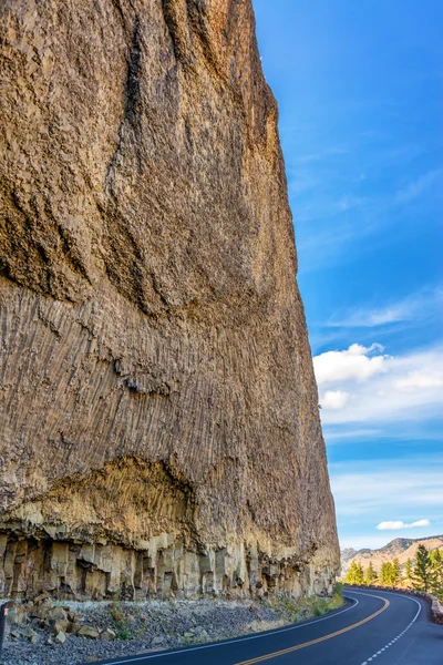 Route passant par une falaise — Photo