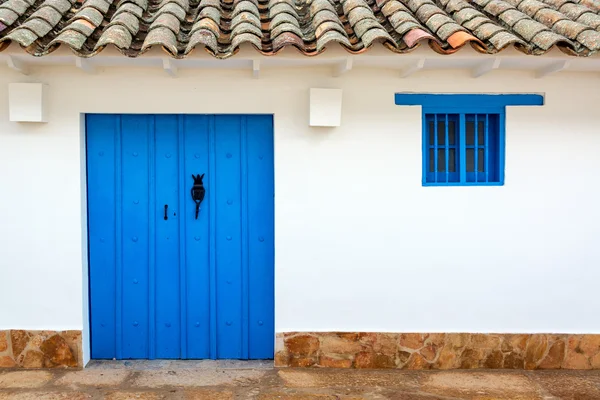 Kolonial byggnad och blå dörren — Stockfoto
