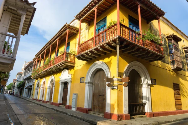 Esquina de la calle Colonial Amarilla —  Fotos de Stock