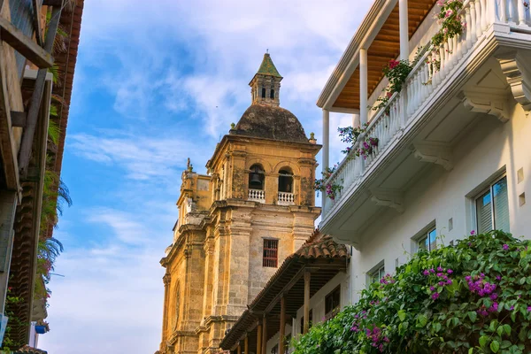 Tarihi kilise ve balkon — Stok fotoğraf