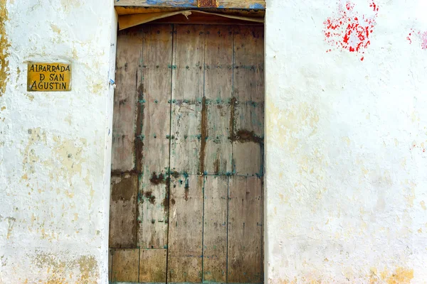 Rustikale historische Tür — Stockfoto
