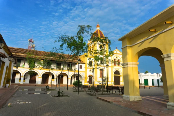 Plaza en kerk in Mompox — Stockfoto