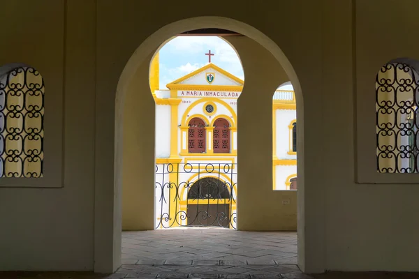 Церква переглядати через арка — стокове фото