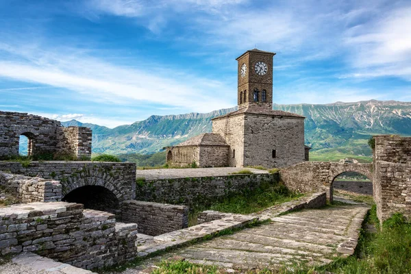 Hermosa Torre Del Reloj Castillo Gjirokaster Albania Imagen de archivo