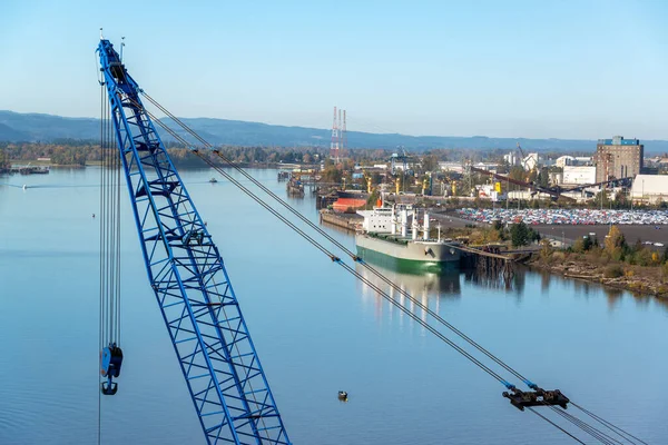 Quartier Industriel Portland Oregon Avec Une Grue Premier Plan Rivière — Photo