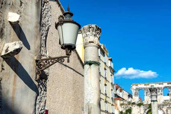 Pohled Starobylý Sloup Diokleciánově Paláci Splitu Chorvatsko — Stock fotografie