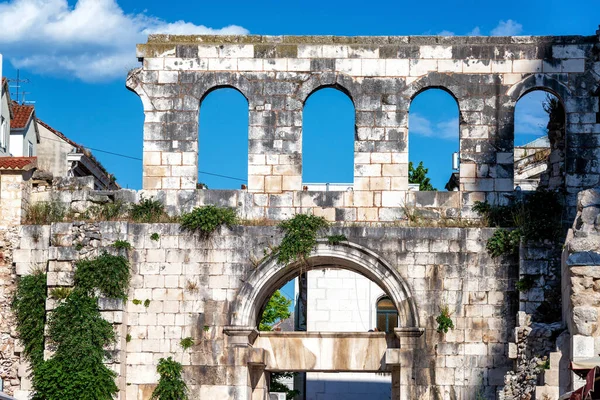 Hırvatistan Split Kentinin Tarihi Merkezindeki Diocletian Sarayı Nda Kemerler — Stok fotoğraf