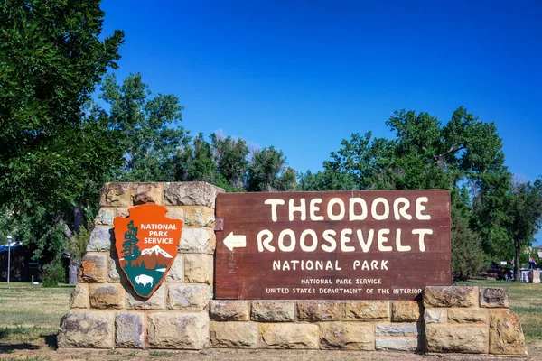ノースダコタ州メドラのセオドア ルーズベルト国立公園の入口標識 — ストック写真