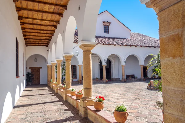 White Colonial Courtyard — Stock Photo, Image