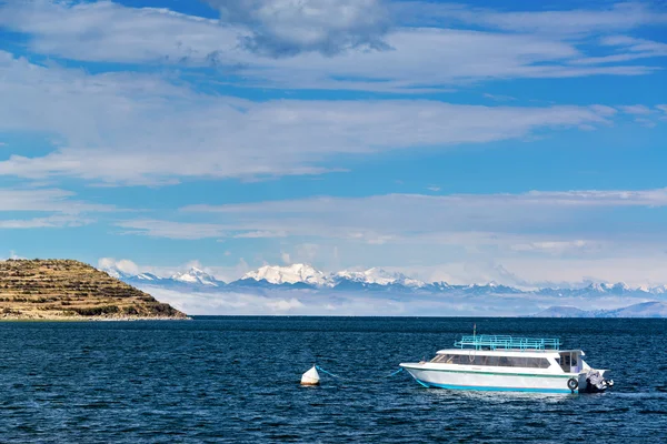 Barco y Cordillera de los Andes — Foto de Stock