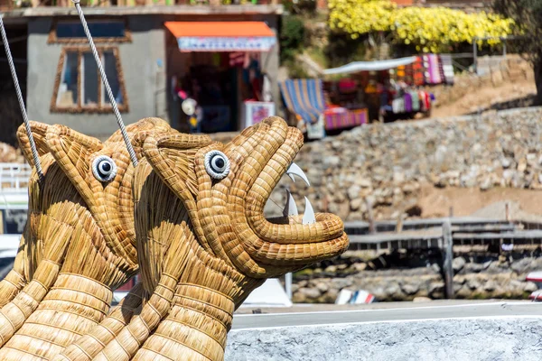 Titicaca Gölü saz teknelerle — Stok fotoğraf