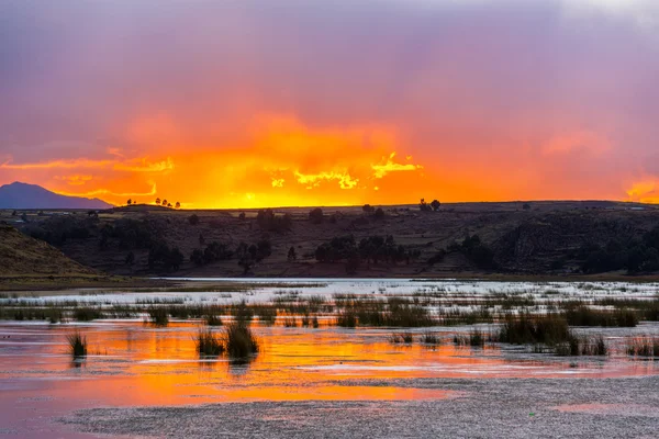 Puesta de sol sobre el lago Umayo — Foto de Stock