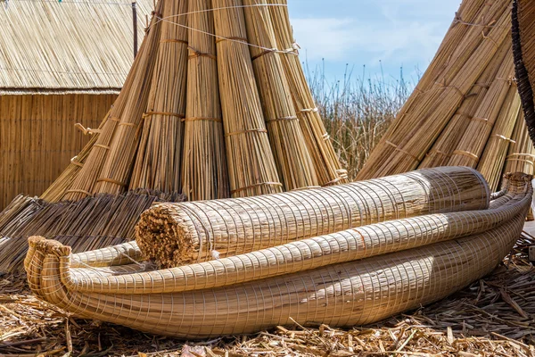 Schilfboot auf Uros schwimmenden Inseln — Stockfoto