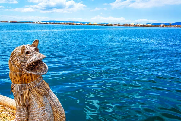 葦船とチチカカ湖 — ストック写真