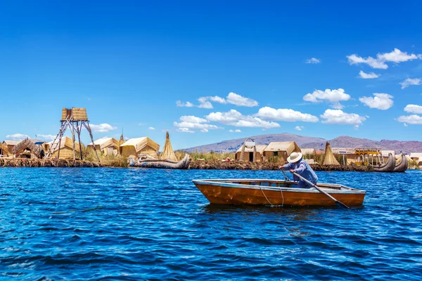 Βάρκα με κουπιά σε Λίμνη Τιτικάκα — Φωτογραφία Αρχείου