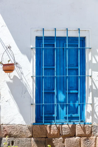 Ventana azul y pared blanca — Foto de Stock