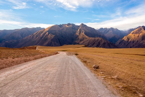 Feldweg und Berge — Stockfoto