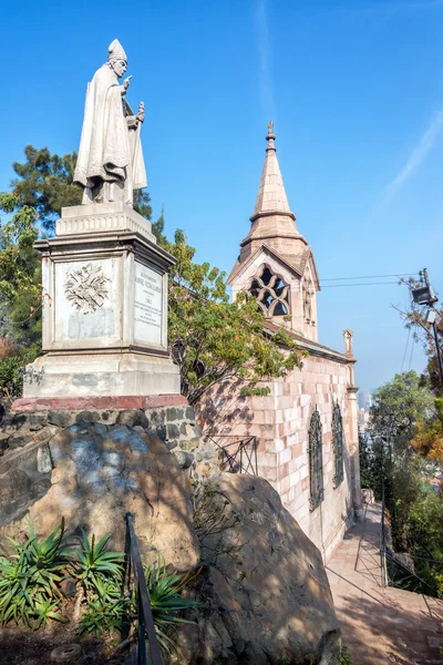 Церковь и статуя в Сантьяго — стоковое фото