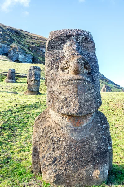 Tres estatuas de Moai de pie — Foto de Stock