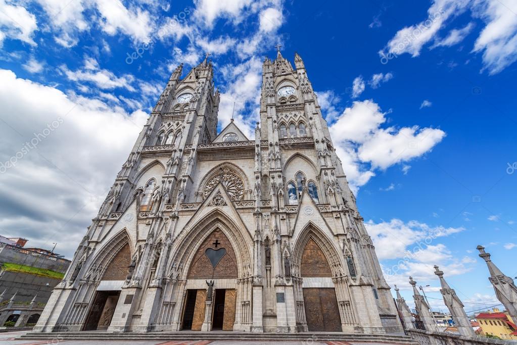 Fachada Basílica de Quito 2022
