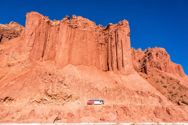 Autobús y dramáticos acantilados rojos en Bolivia — Foto de Stock