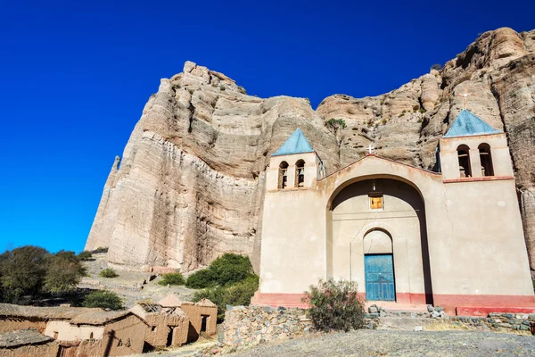 Eglise et falaises dramatiques en Bolivie — Photo