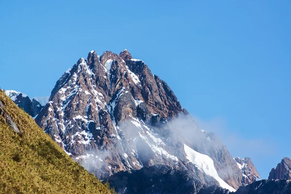 在秘鲁瓦拉斯附近的山峰 — 图库照片
