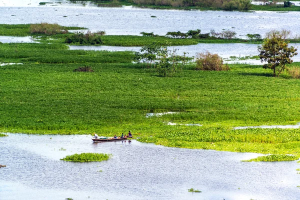 在亚马逊河的小独木舟 — 图库照片