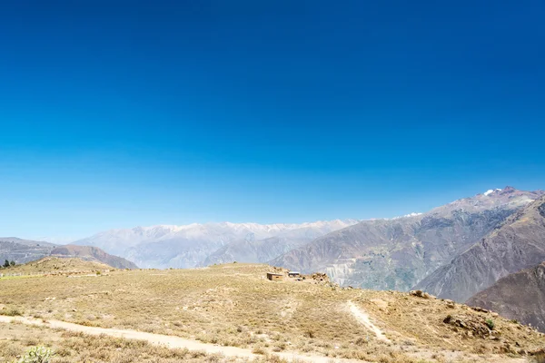 Colca Canyon en blauwe hemel — Stockfoto