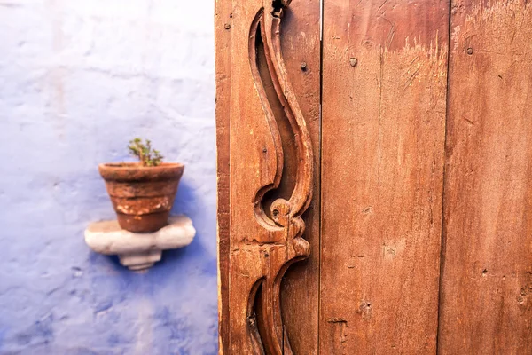 Porta de madeira velha em Arequipa — Fotografia de Stock