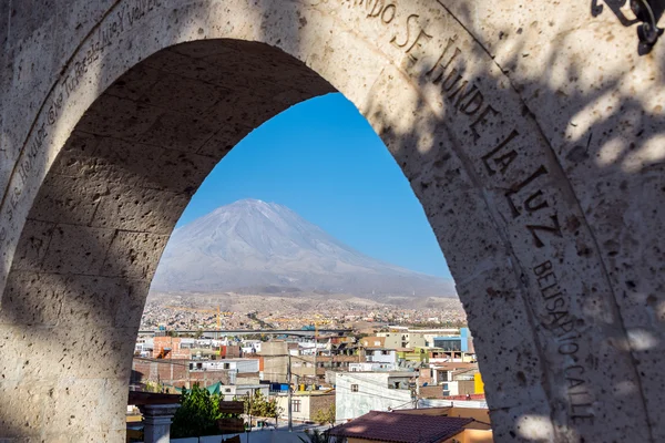 Gunung berapi Arch dan El Misti — Stok Foto