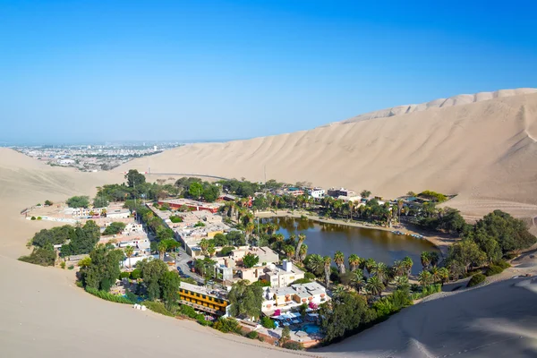 Huacachina com Ica no fundo — Fotografia de Stock