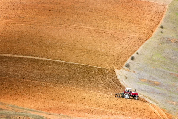Трактор оранки поля — стокове фото