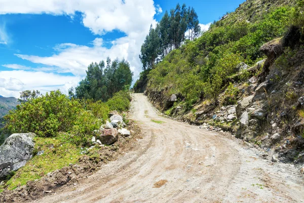 Dirt Road i Cordillera Blanca – stockfoto