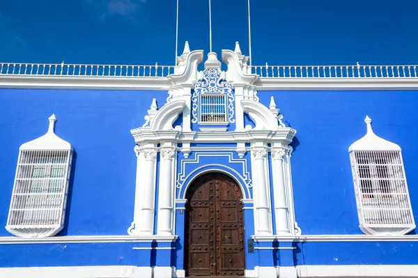 Niebieski kolonialnym budynku w Peru — Zdjęcie stockowe