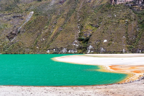 ターコイズ アンデス山の湖 — ストック写真