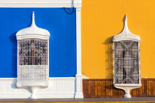 Arquitectura azul y amarilla en Trujillo — Foto de Stock