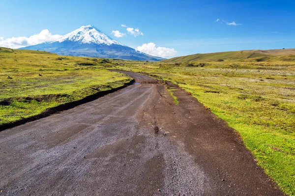 Estrada da sujeira e vulcão Cotopaxi — Fotografia de Stock