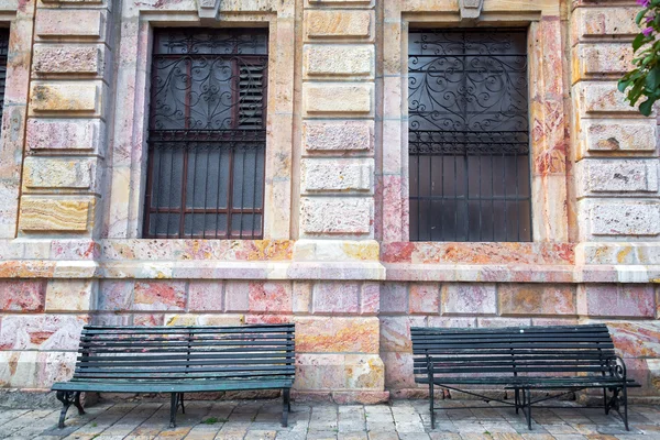 Edifício histórico e bancos — Fotografia de Stock