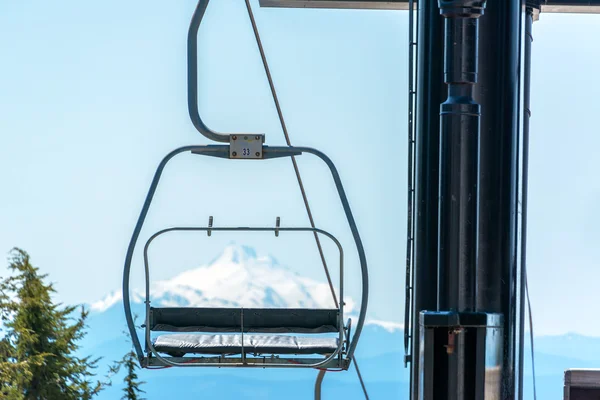 Chairlift and Mount Jefferson — Stock Photo, Image