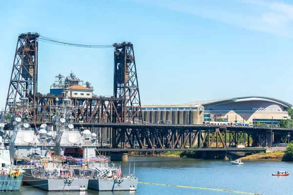 Marineschiffe und Stahlbrücke — Stockfoto