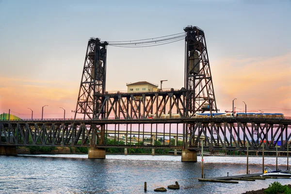 Stahlbrücke in der Dämmerung — Stockfoto