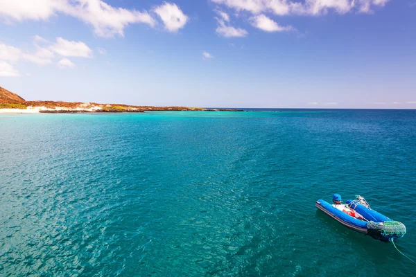 Blauwe oceaan en rubberboot — Stockfoto
