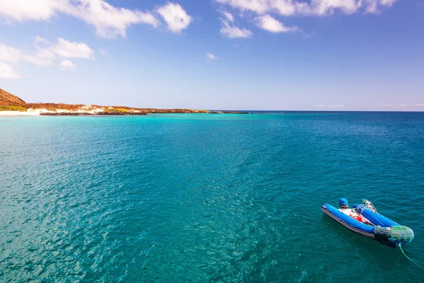 Oceano Blu e gommone — Foto Stock